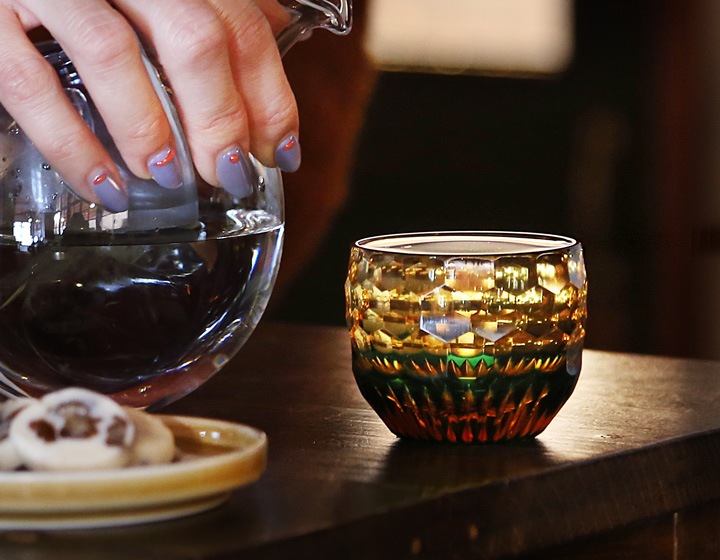 小樽切子 吉幸ぐい呑み 緑琥珀 深川硝子工芸 | メーカー別,は行