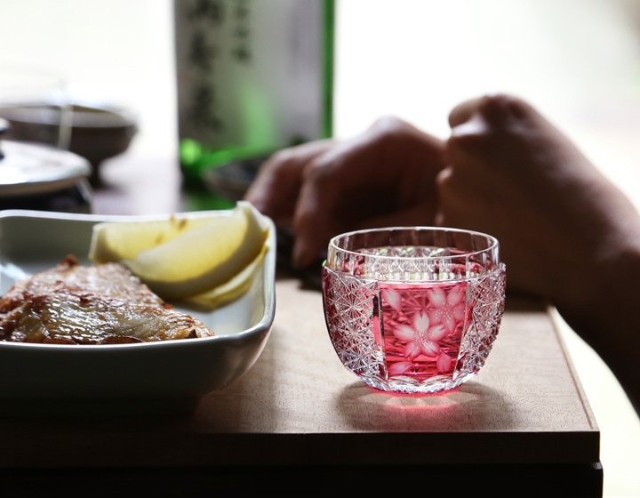 堀口硝子 桜の酒杯 金赤 グラヴィール 江戸切子 | メーカー別,は行,堀口硝子 | がらんどう｜手仕事品のオンラインショップ