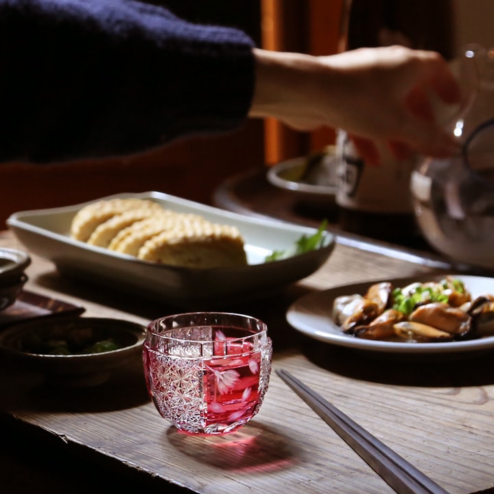 堀口硝子 桜の酒杯 金赤 グラヴィール 江戸切子 | メーカー別,は行,堀口硝子 | がらんどう｜手仕事品のオンラインショップ