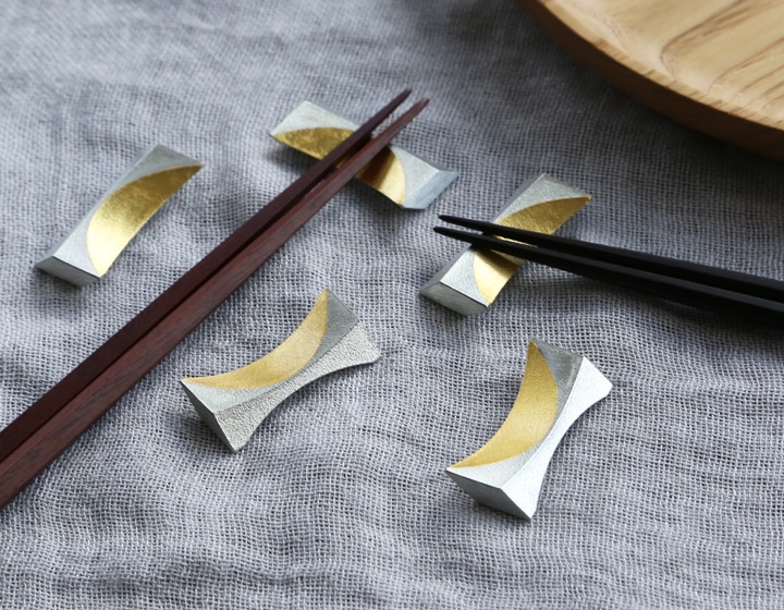 能作 箸置 金箔 錫 100% 日本製 祝い箸置き　箱付き 箸置き 能作 本錫100％ 箸置 「月」 金箔 5ヶ入 511710 | メーカー別