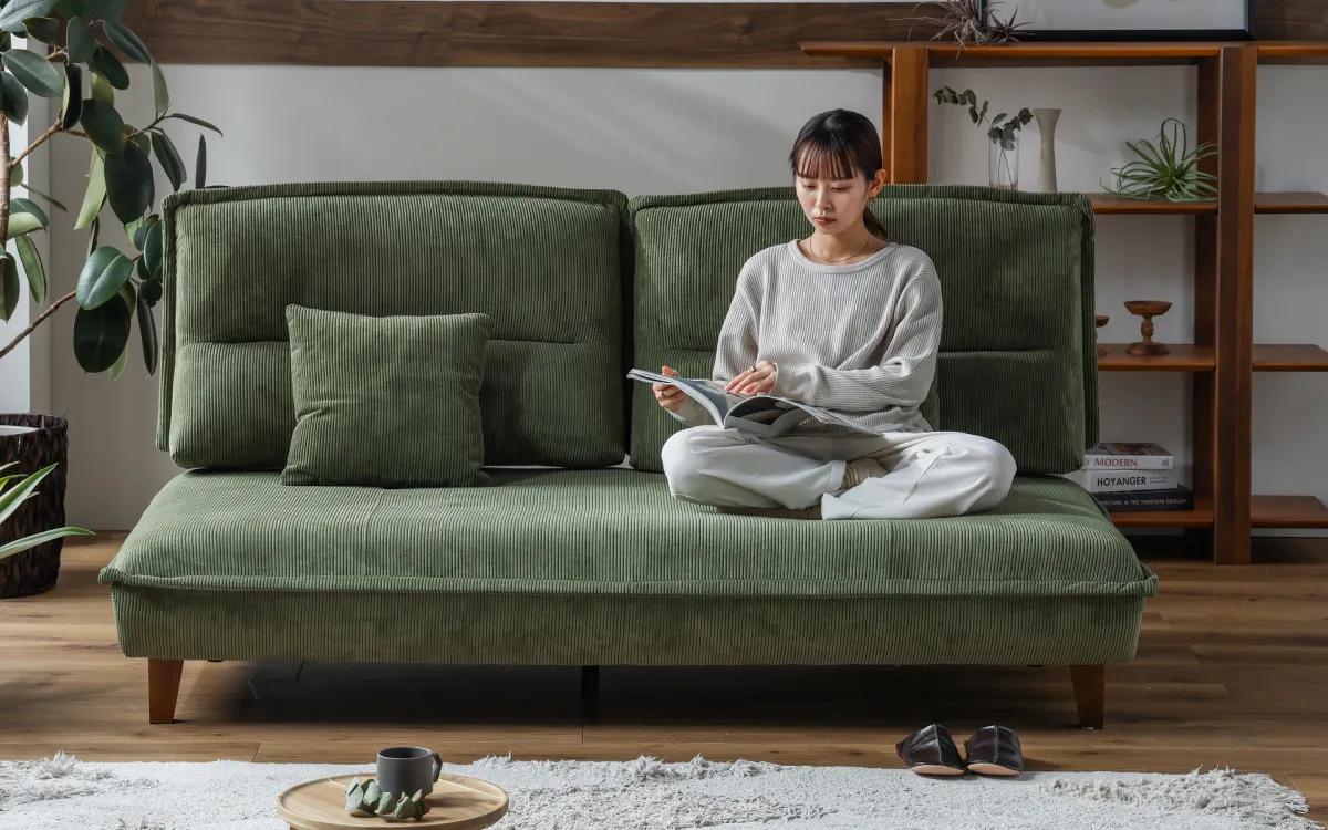 奥行きも背もたれも、左右で別々に動く