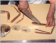 （8）身が取り出しやすいように、指の中心に関節の近くから包丁を入れて左右が真っ二つになるように切る。