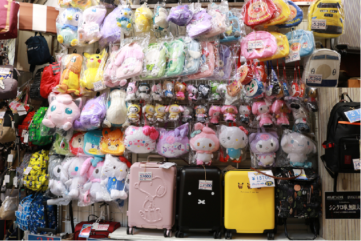 表壁面、ハローキティなど、サンリオキャラクターぬいぐるみ