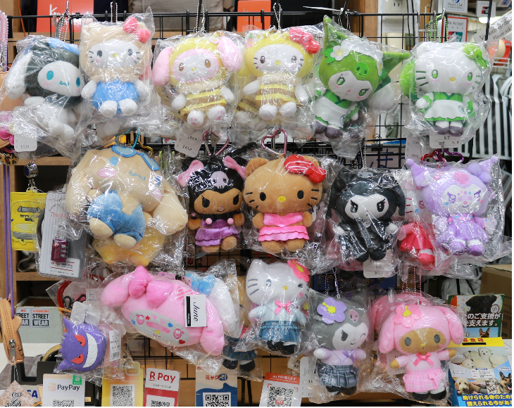 レジ付近、ハローキティなど、サンリオキャラクターぬいぐるみコーナー