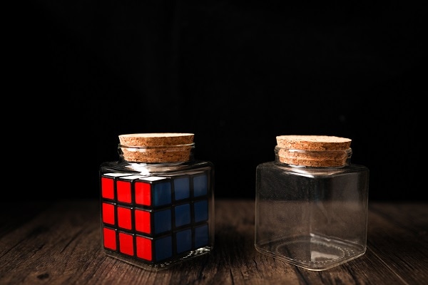 Cube in Bottle（瓶とキューブの融合) by Henry Harrius （キューブ 