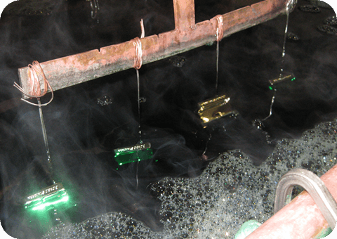 メッキするために液体に浸す