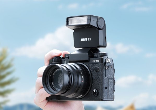 スピードライトHi-4をカメラに装着している様子