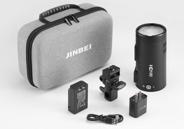 セット内容紹介画像。HD100本体、バッテリーパック、ブラケット、充電アダプター、USBケーブル、セット内容一式をすっきりと収納することができる専用ケース