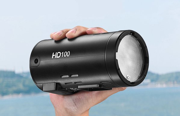 HD100を片手で持っている様子。非常にコンパクト