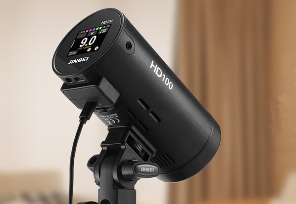 HD100にバッテリーを装着した状態で充電端子にUSB Type-Cケーブルを挿して充電している様子。