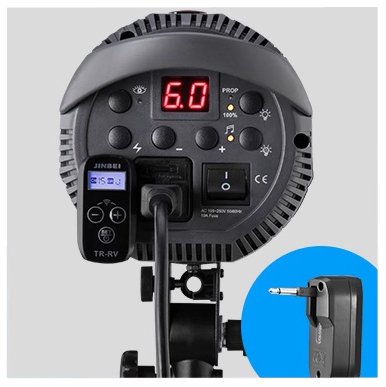 Φ3.5mmのシンクロ端子を持つストロボにワイヤレスレシーバーTR-RVを装着している様子