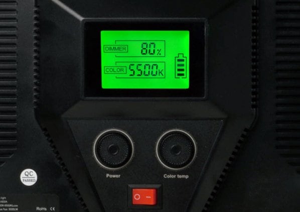 サンテックライト X30の背面、操作面のバックライト付き液晶パネルとその下に操作部がある