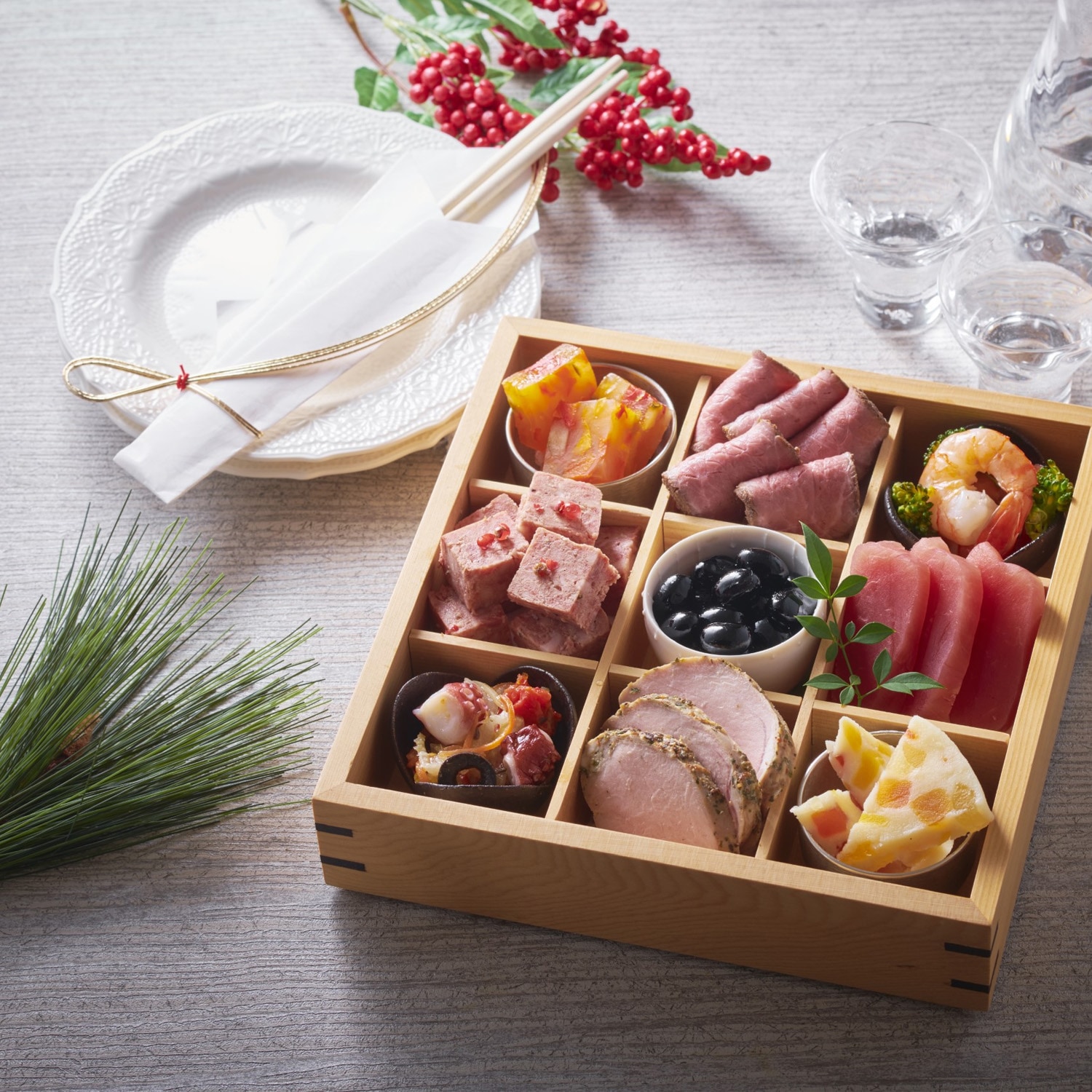 食べきりサイズの「ローストビーフ」をはじめ、洋風おせちにピッタリの洋惣菜アソートです。<br>一年の始まりを特別な味わいで彩る、専門店のような洋食メニューを取り入れたおせちセット。<br>彩り豊かな洋風おせちで、華やかに新春を迎えられます。<br>洋風のおせちにもおすすめです。<br>ぜひご家族やご友人と共に、お楽しみください。