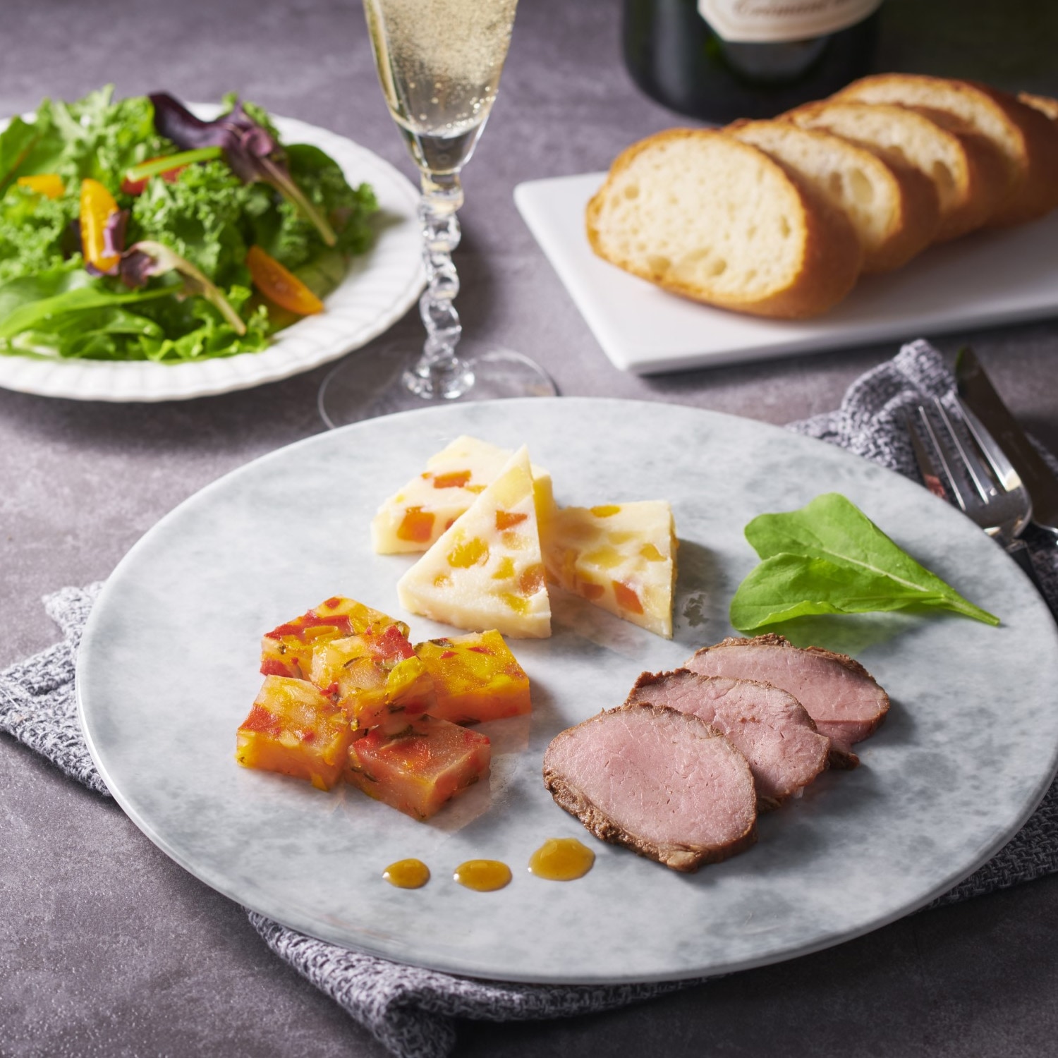 食べきりサイズのローストビーフに、「彩り野菜のジュレ」と「4種のドライフルーツ入りチーズデザート」をアソートした、冬のディナーコースセットです。<br>前菜、メイン、デザートと専門店のようなコース料理をお家でお手軽に楽しんでいただけます。<br>おひとり様世帯、ご夫婦のみ世帯への贈りものに最適です。<br>ちょっとしたパーティーのオードブルとしてもテーブルを彩ります。