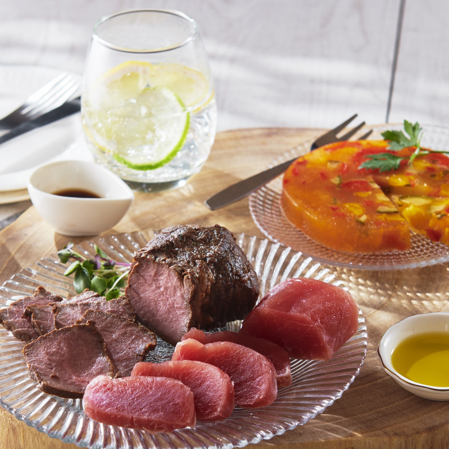 食べきりサイズのローストビーフに、「こわけのやわらかヒレ生ハム」「彩り野菜のジュレ」をアソートした、冬のディナーコースセットです。<br>おひとり様世帯、ご夫婦のみ世帯への贈りものに最適です。<br>ちょっとしたパーティーのオードブルとしてもテーブルを彩ります。