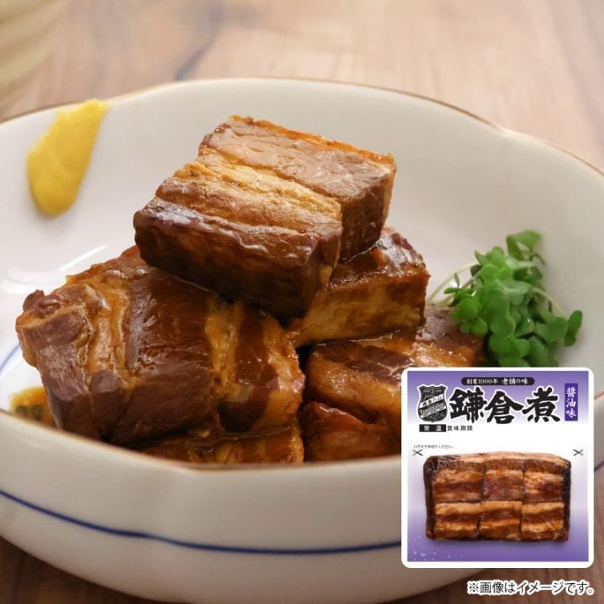 豚ばら肉を醤油ベースの特製ダレで味付けし、柔らかく煮込んだ豚角煮です。常温保存が可能であり、湯煎で温めるだけで、簡単にお召し上がりいただけます。