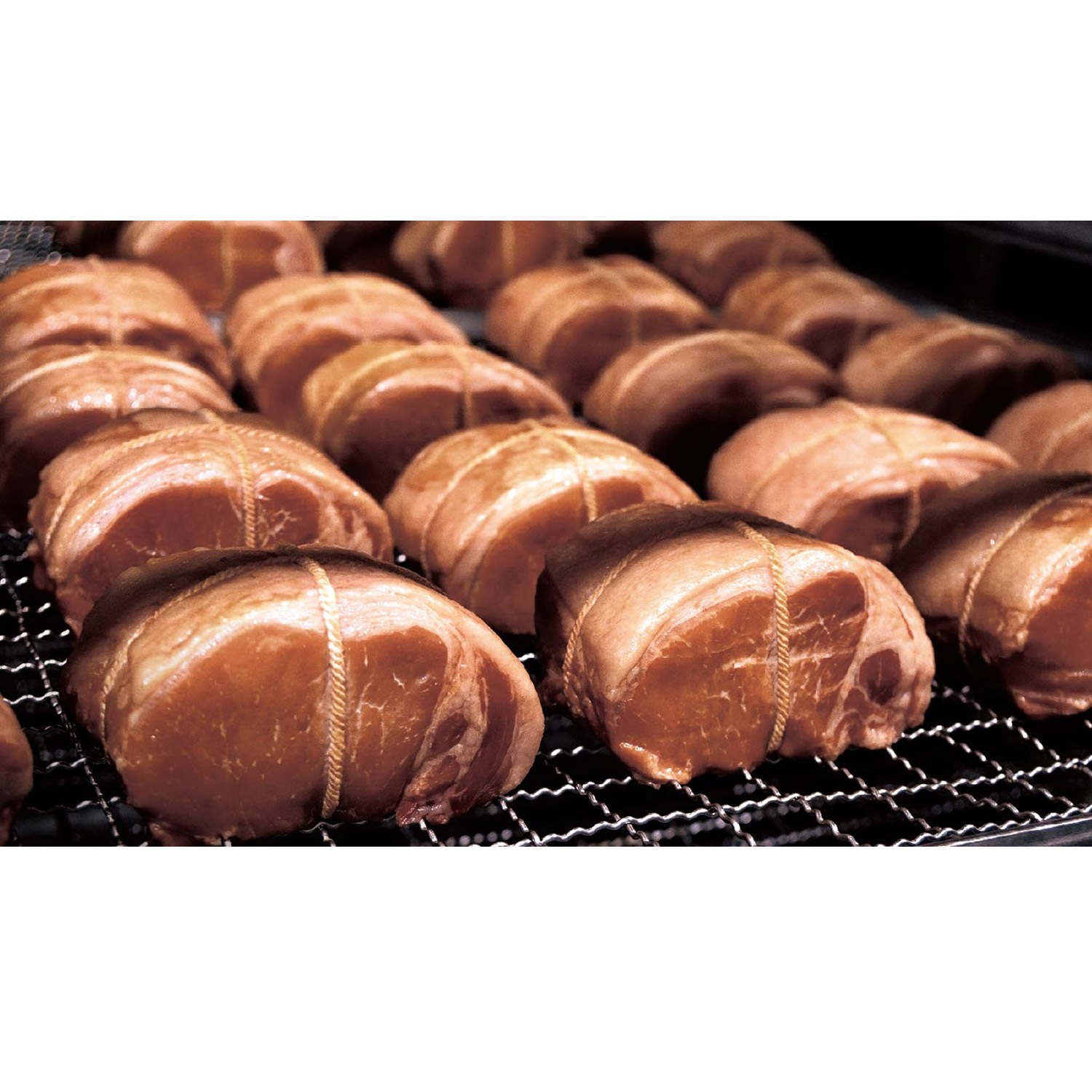 「美ノ国」では、北海道産原材料肉の素材の良さを引き出すため、肉を熟知した製造者が商品に合わせた熟成を行います。※一部熟成規格のない商品もございます。