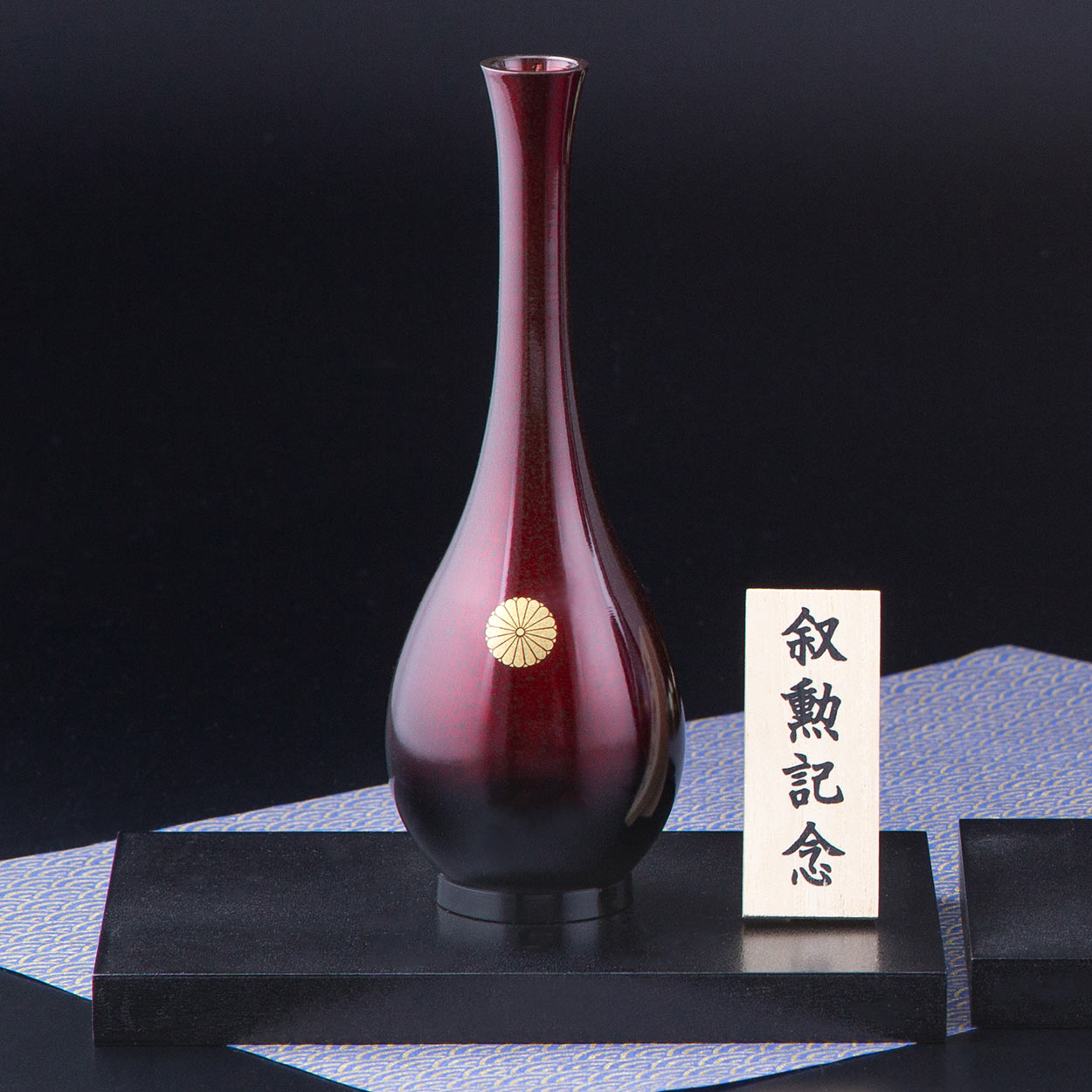 叙勲褒章叙位の記念品と額縁 高岡銅器真鍮製 鋳物 一輪挿し６号 羽衣 菊花入 商品から探す 和雑貨 工芸品 花器 花瓶 叙勲褒章と叙位の額縁と記念品の専門店 株式会社松美堂