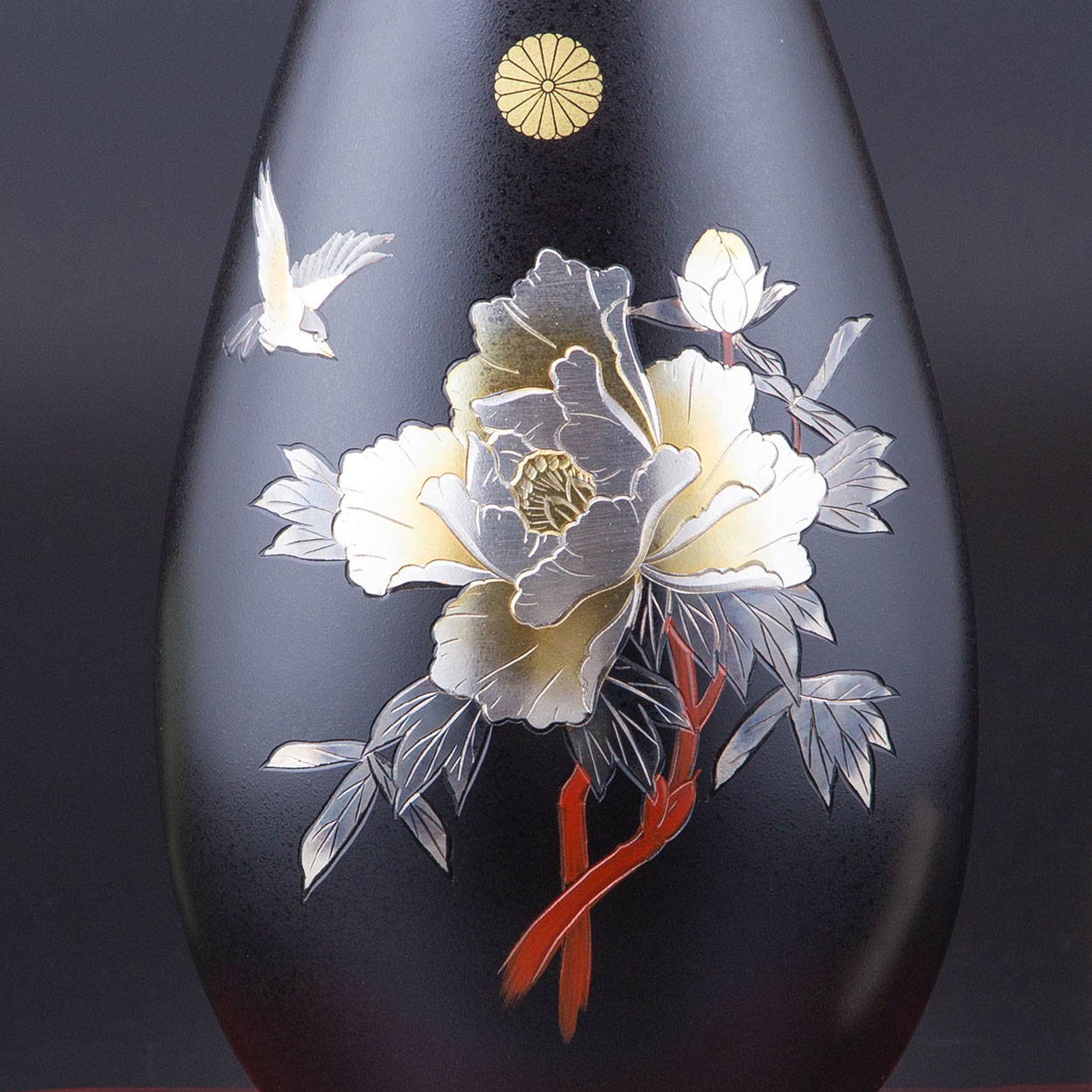 受章者様へのお祝い品』菊紋入 真鍮製花瓶 秀麗 彫金牡丹に小鳥｜美術