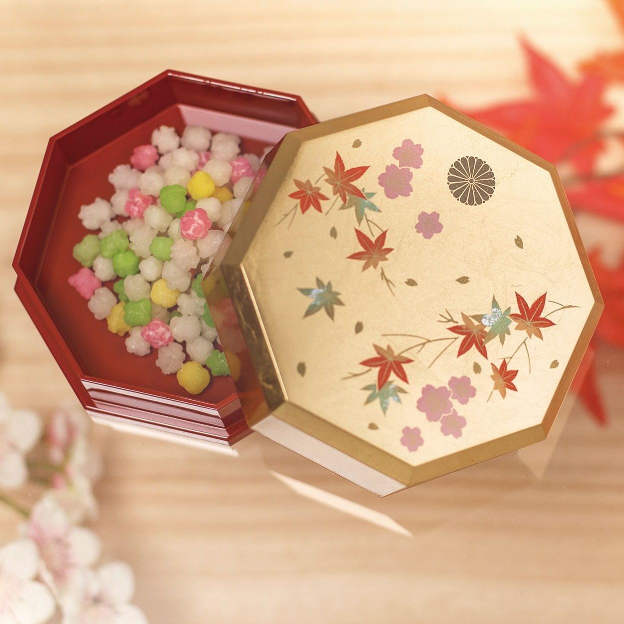 菊紋入 八角小箱 金箔春秋 こんぺい糖付｜美術工芸鑑 叙勲・褒章・叙位