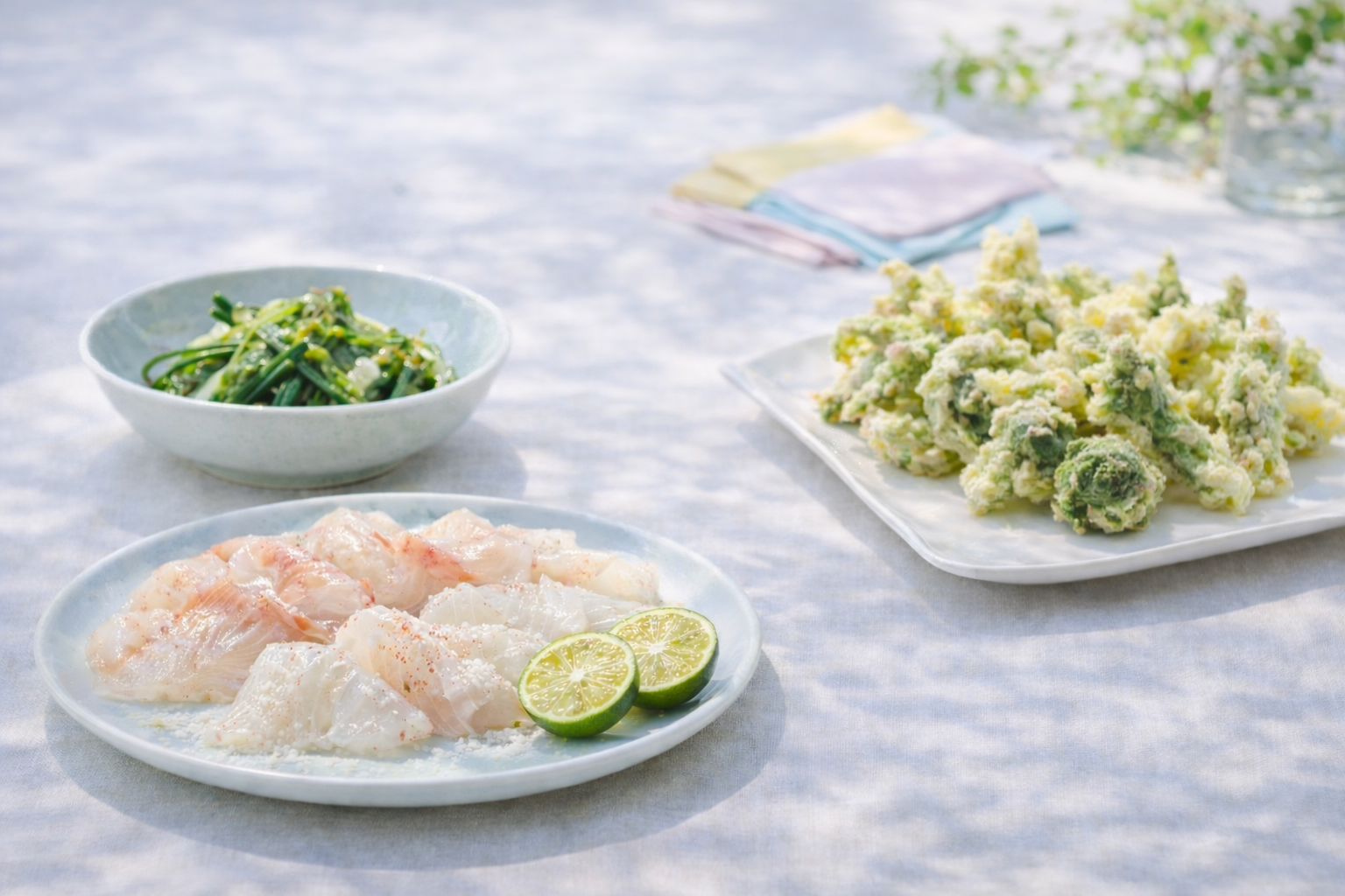 春野菜のお浸し・山菜天ぷら・鯛の薄造りと日本酒