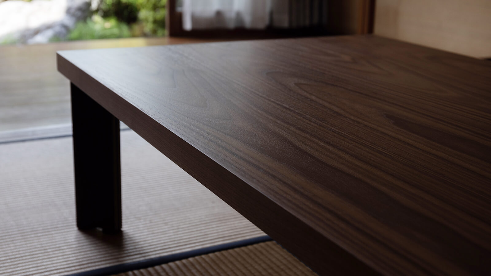 和室にも合うGOOD SLICE（グッドスライス）の突板テーブルデザイン