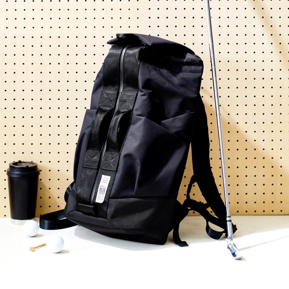 ダッフルスタイルのリュックは、便利な撥水バッグ。ビジネスにも使える