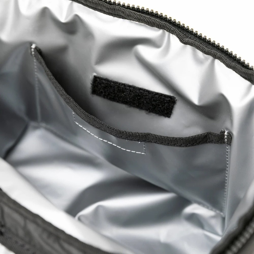 内部にはベルクロ付きの内ポケット付き