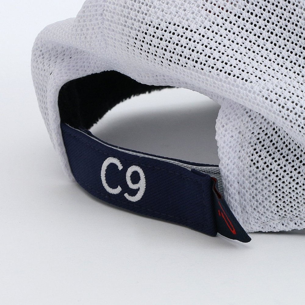 このロゴキャップ12はどの角度から見てもブランドロゴを配し、飽きないデザインになっています。