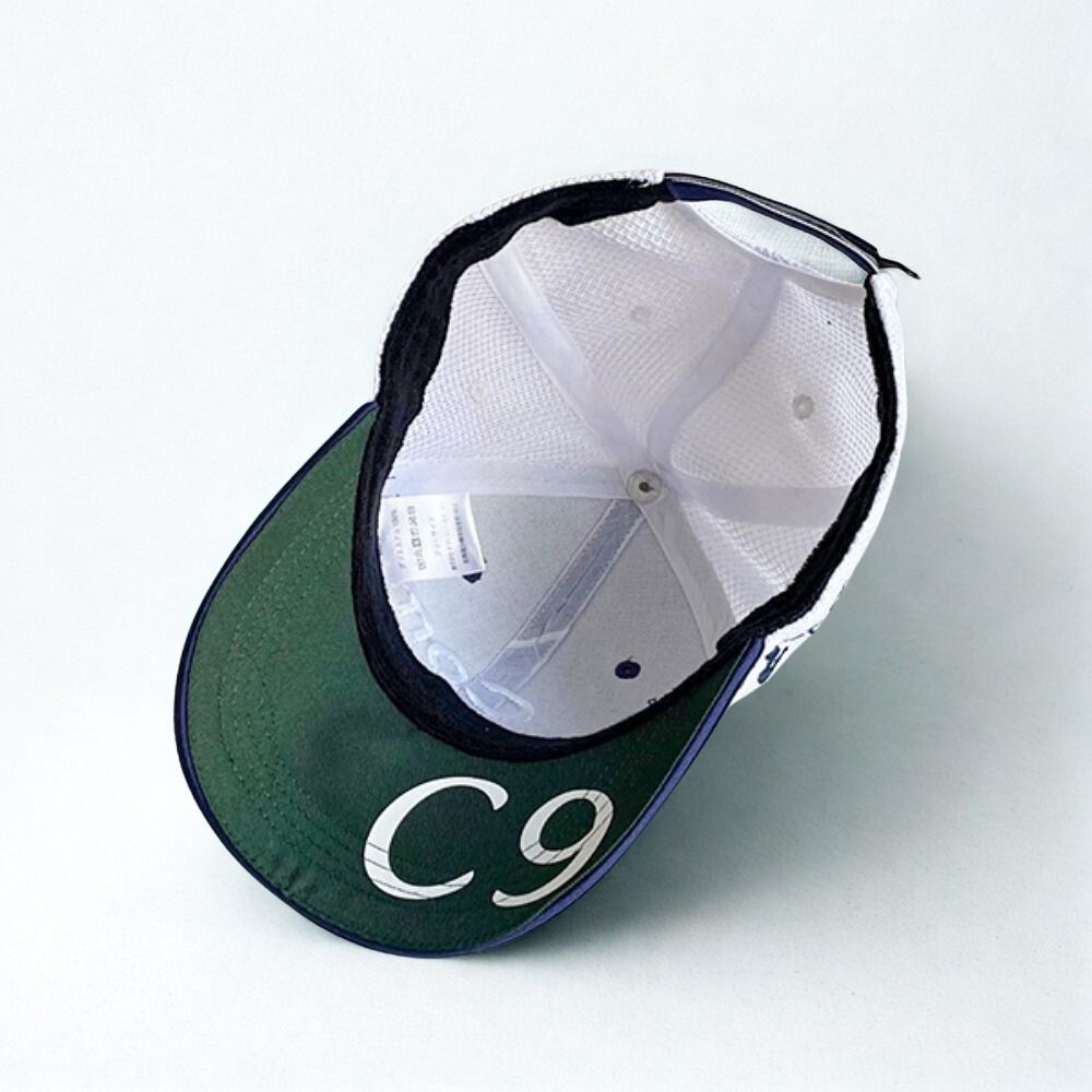 バイザーの裏側には大きく「C9」のプリントも施されています。