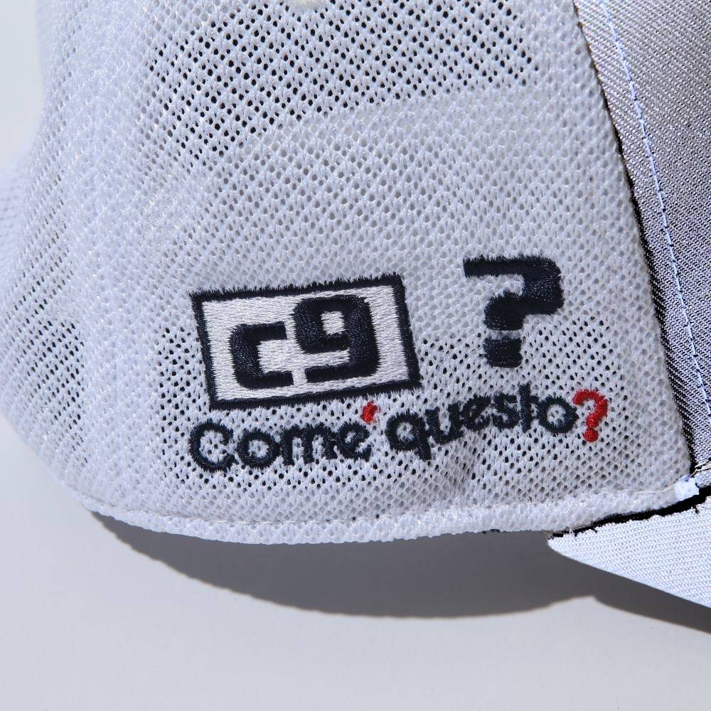 イタリア語で「これ、どう？」の文字が大きく刺繍され、ワッペンもついたフロントサイド