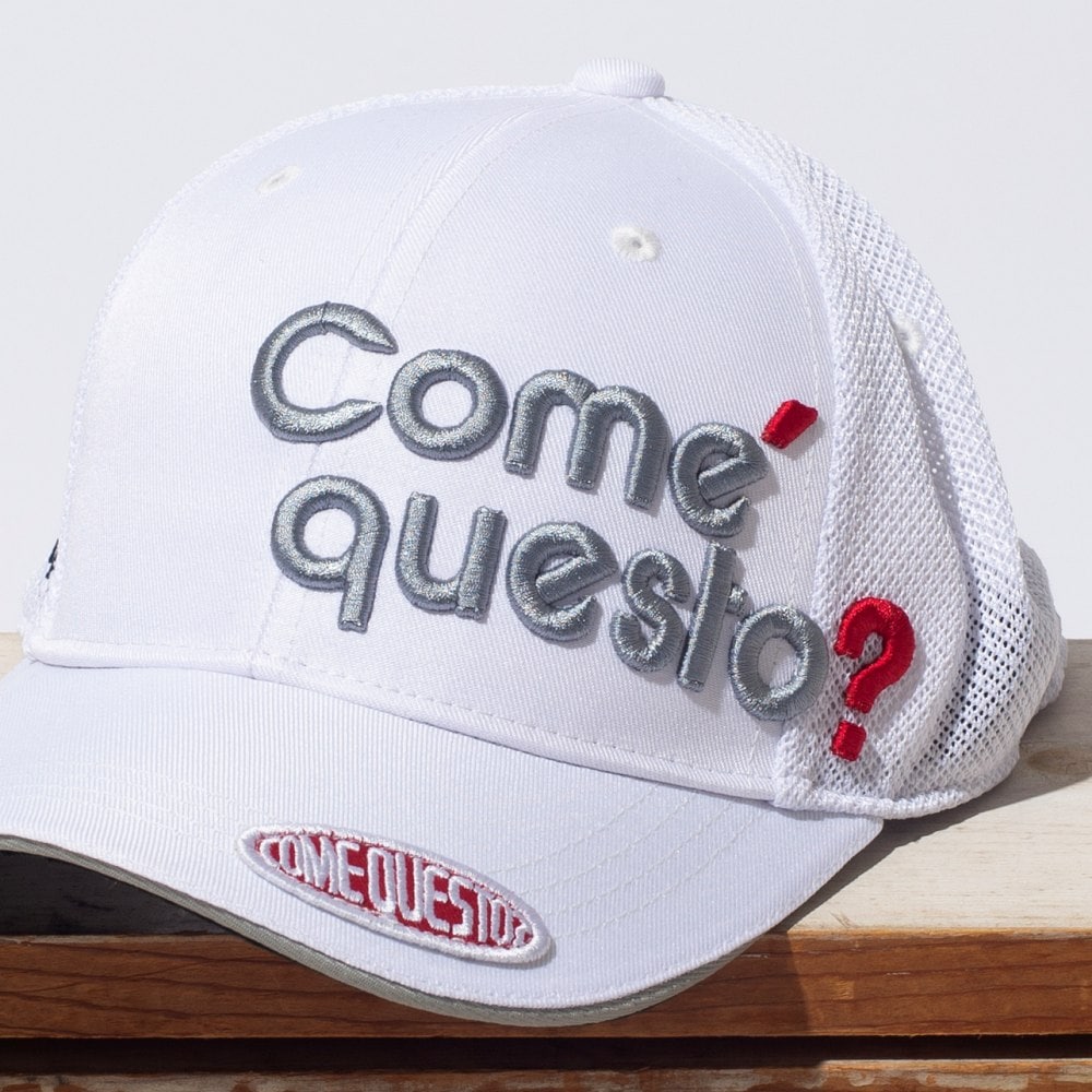 キャップ右側面にはコメクエストとC9のロゴが刺繍されている