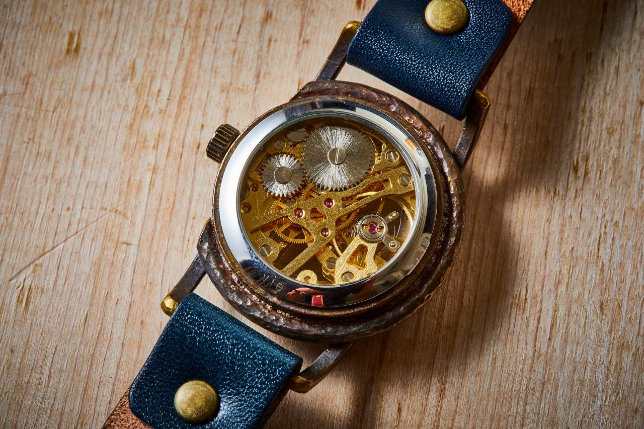 vie(ヴィー) ボールとティーがモチーフのハンドメイド手巻式腕時計