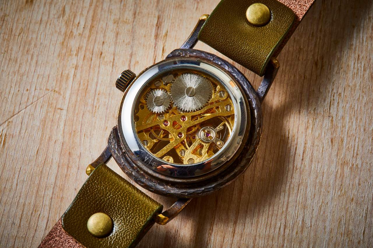 vie(ヴィー) ボールとティーがモチーフのハンドメイド手巻式腕時計