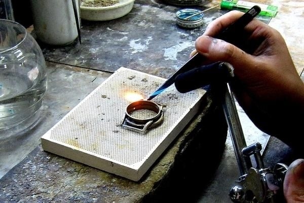 vie(ヴィー) ボールとティーがモチーフのハンドメイド手巻式腕時計