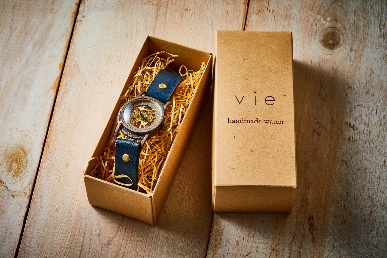 vie(ヴィー) ボールとティーがモチーフのハンドメイド手巻式腕時計