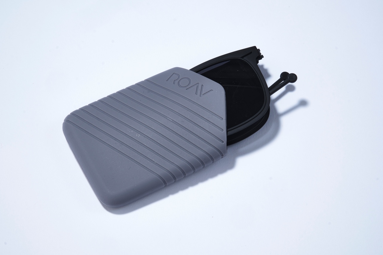 厚さ1センチという薄さのポーチに収納可能