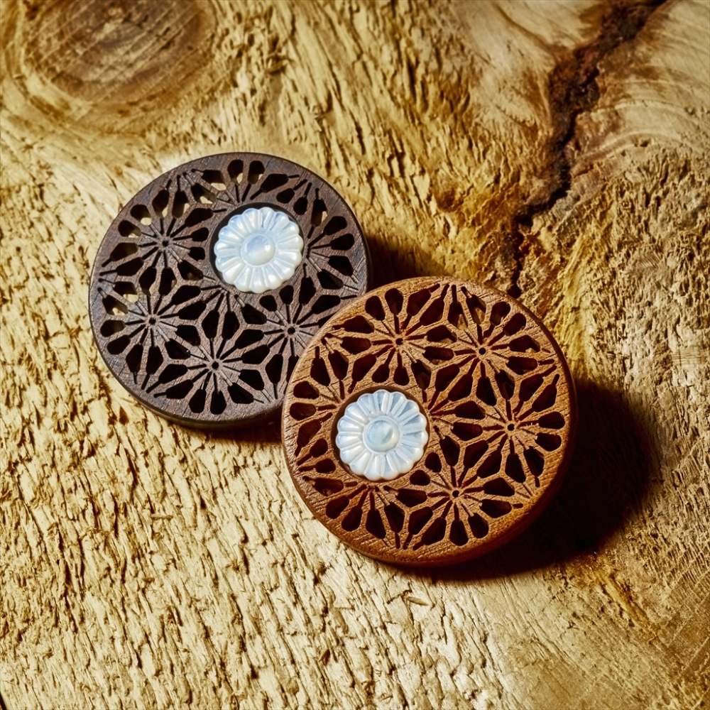 PINCTADA　蝶貝付き透かし彫りマーカー