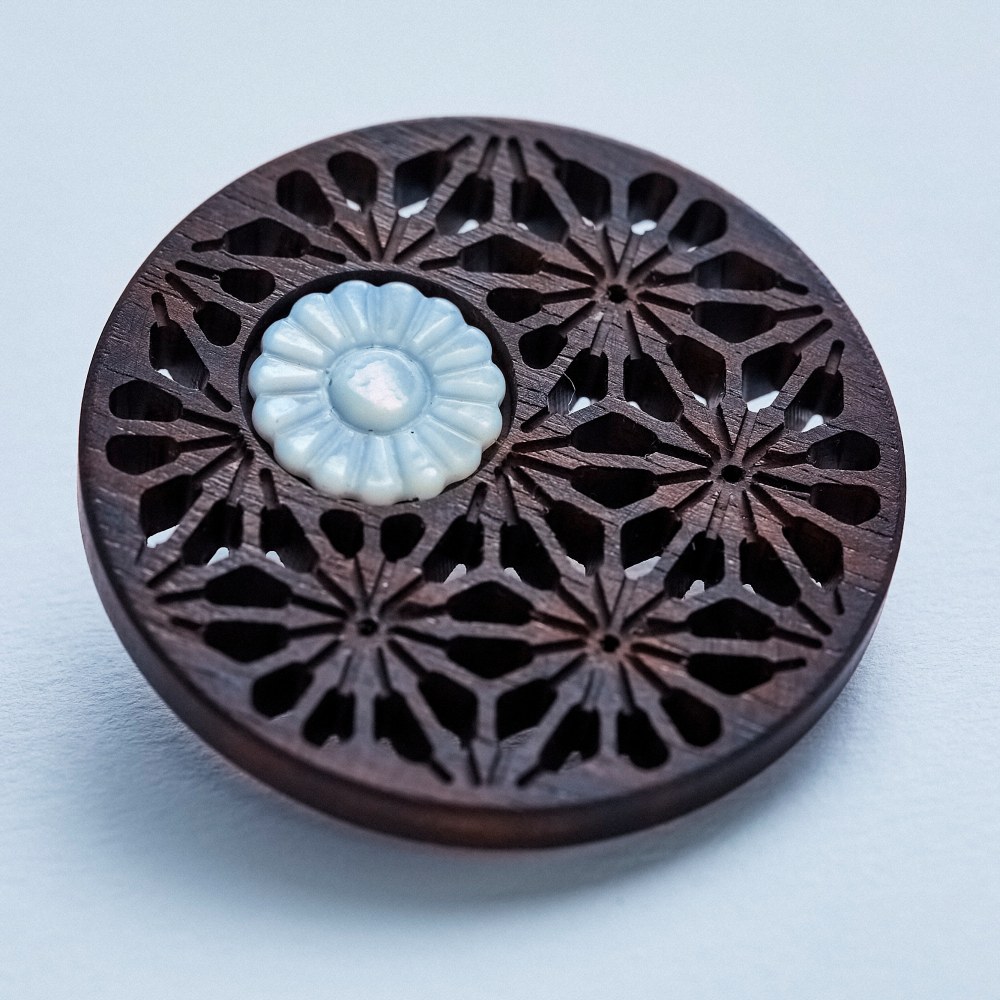 PINCTADA　蝶貝付き透かし彫りマーカー