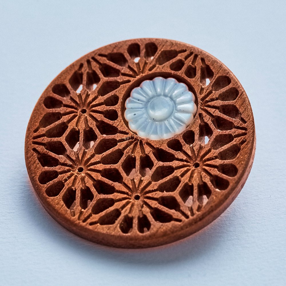 PINCTADA　蝶貝付き透かし彫りマーカー