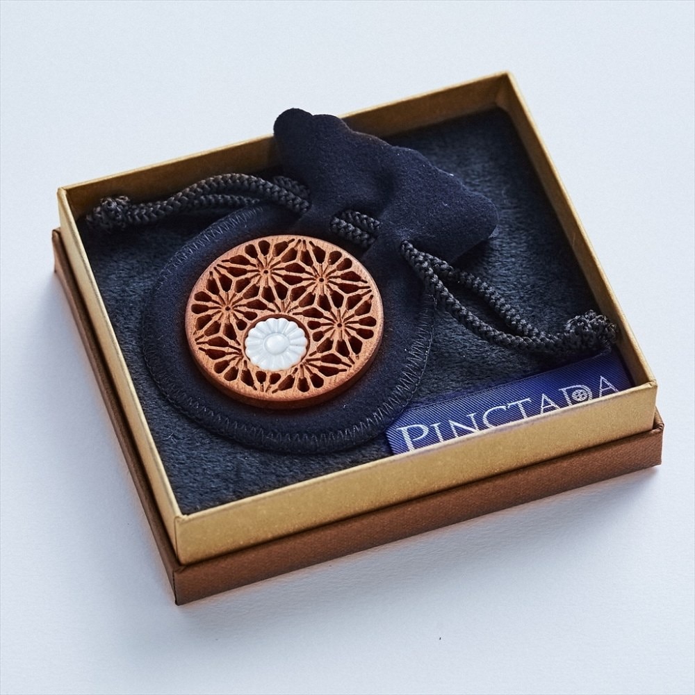 PINCTADA　蝶貝付き透かし彫りマーカー