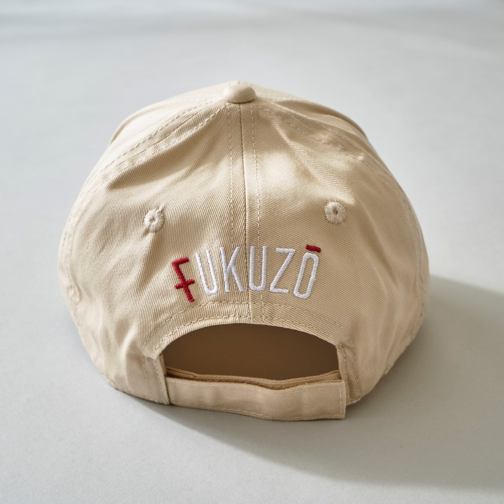 キャップのバックサイドには「FUKUZO」の刺繍も。