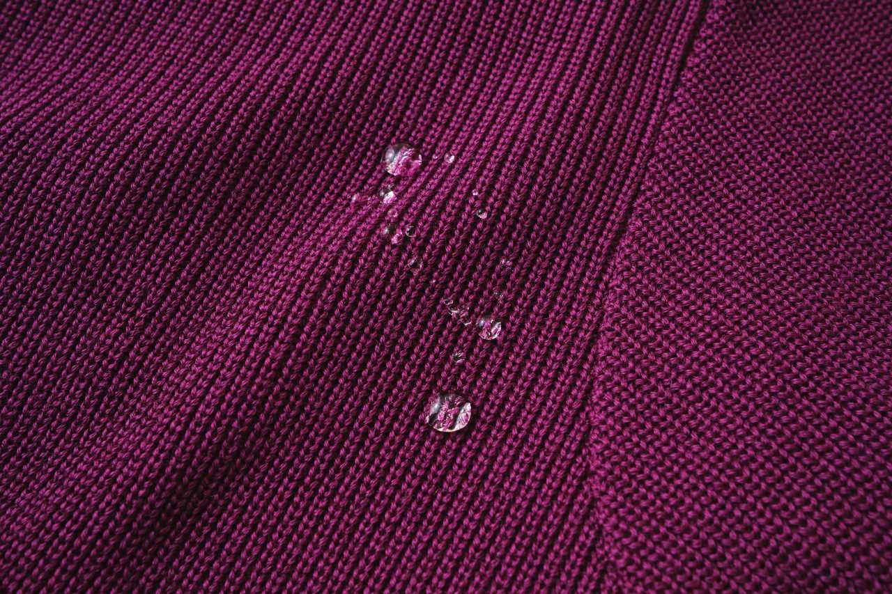 IMPULSO（インパルソ）雨を弾くイタリア製ジップアップセーター