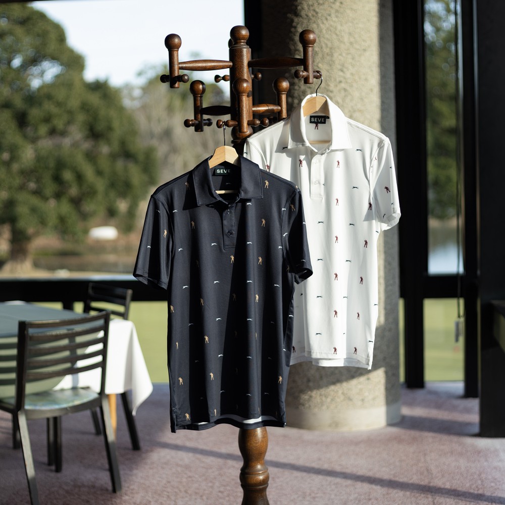 SEVEシルエットロゴ モノグラムポロシャツはネイビーとホワイトの２色展開