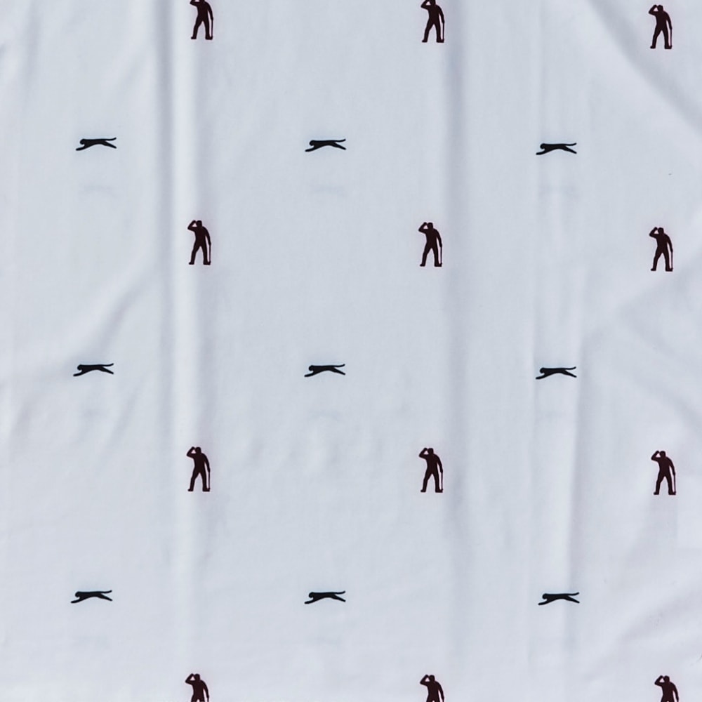 セベのガッツポーズのシルエットと、スラセンジャーのロゴであるヒョウがモノグラムプリントに。