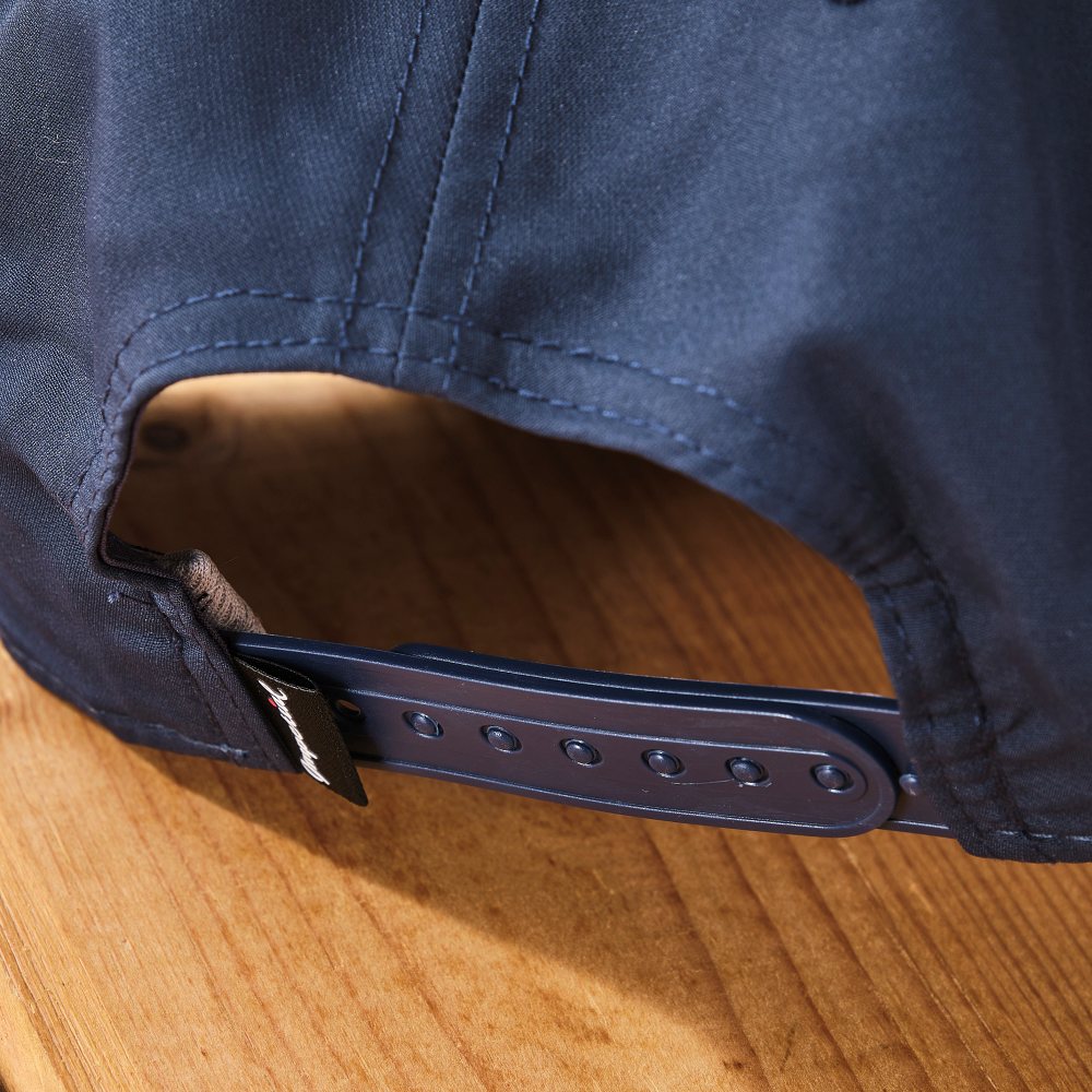 サイズはフリーサイズ。バッグに付いたアジャスターでサイズ調整が可能。