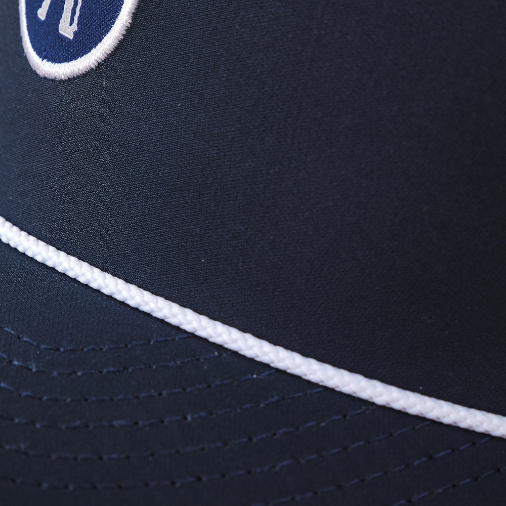 フロントパネルにはロープ素材があしらわれている。