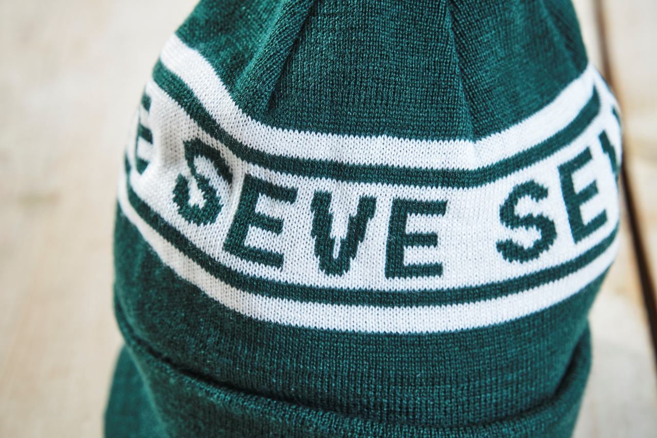 SEVE　ロゴ入り ニットキャップ