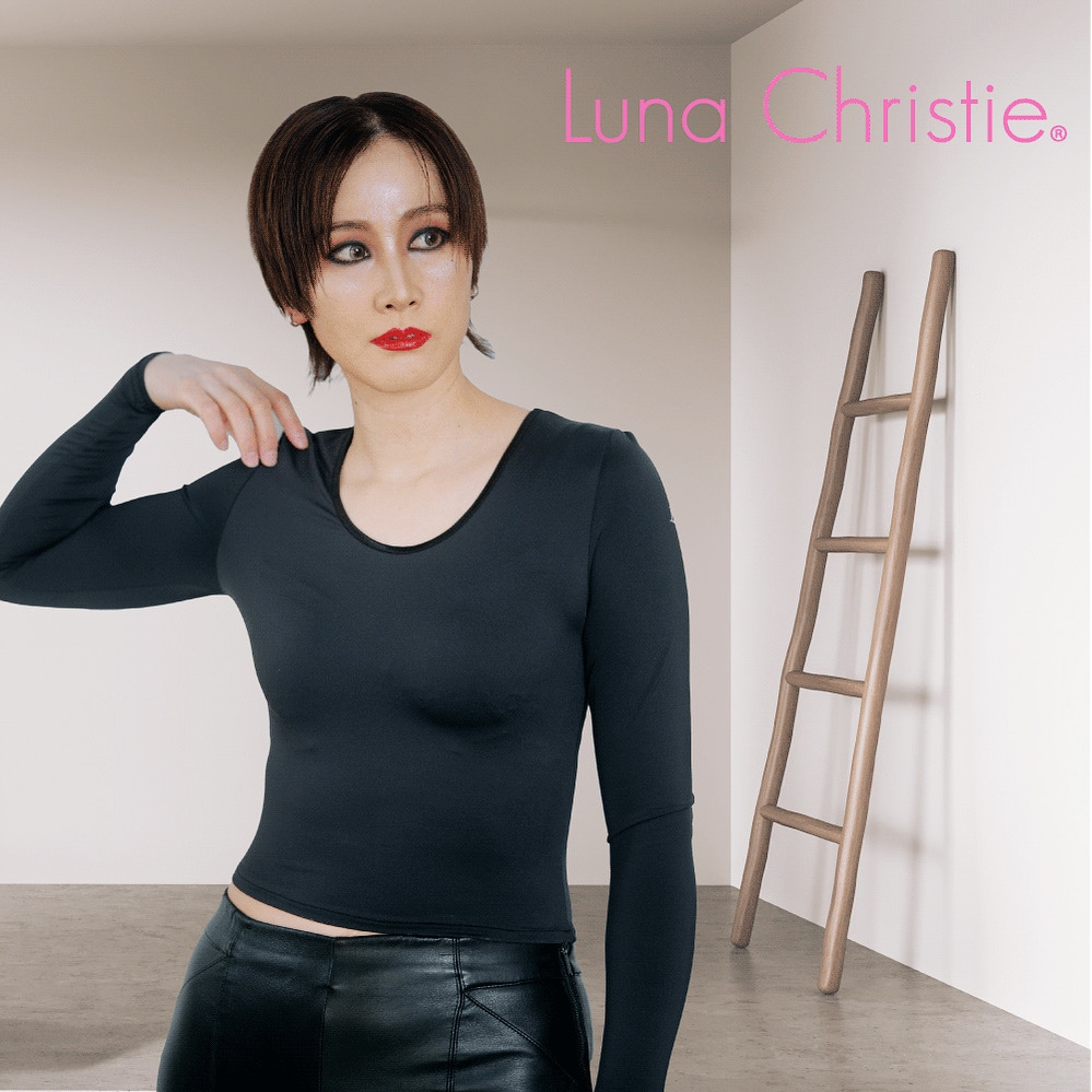 Luna Christie誰でも美シルエットTシャツでスタイルを整える