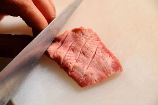 肉を均等にスライスする手順